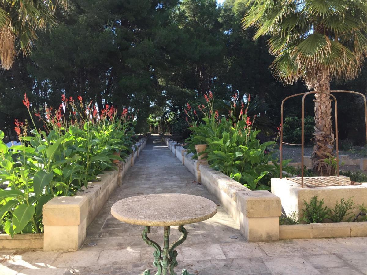 Palazzo De Carlo E Il Parco Dei 7 Pozzi Bed & Breakfast Лече Екстериор снимка