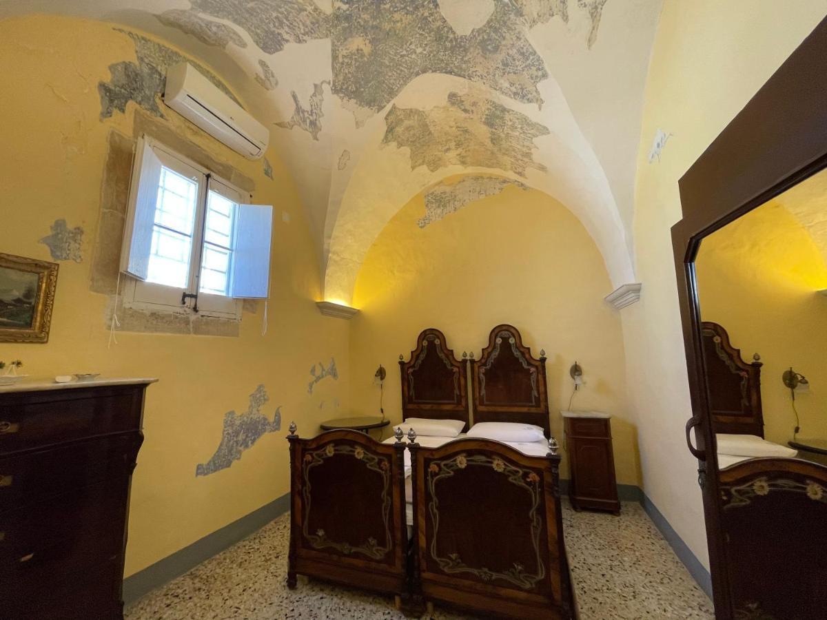 Palazzo De Carlo E Il Parco Dei 7 Pozzi Bed & Breakfast Лече Екстериор снимка