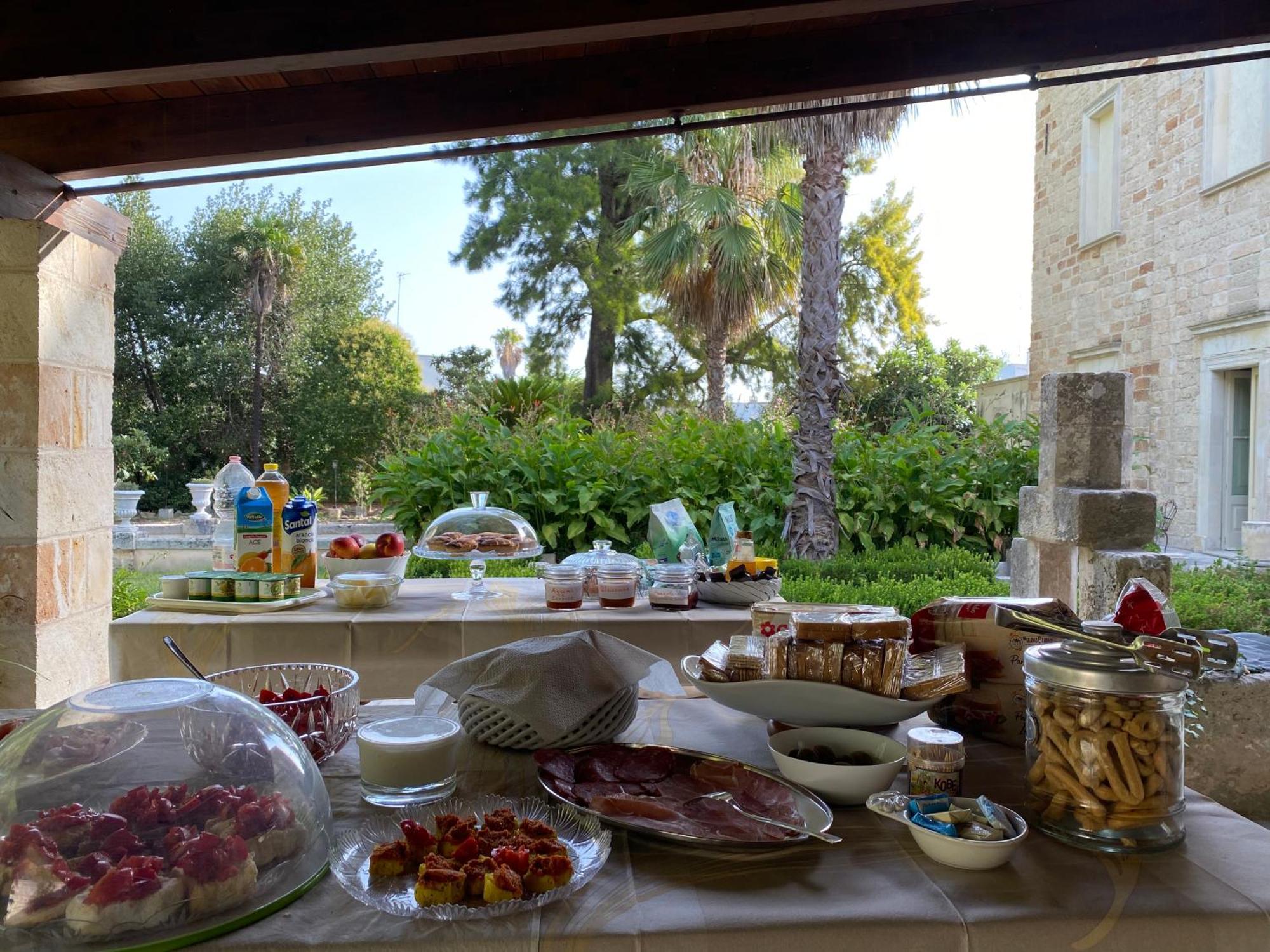Palazzo De Carlo E Il Parco Dei 7 Pozzi Bed & Breakfast Лече Екстериор снимка