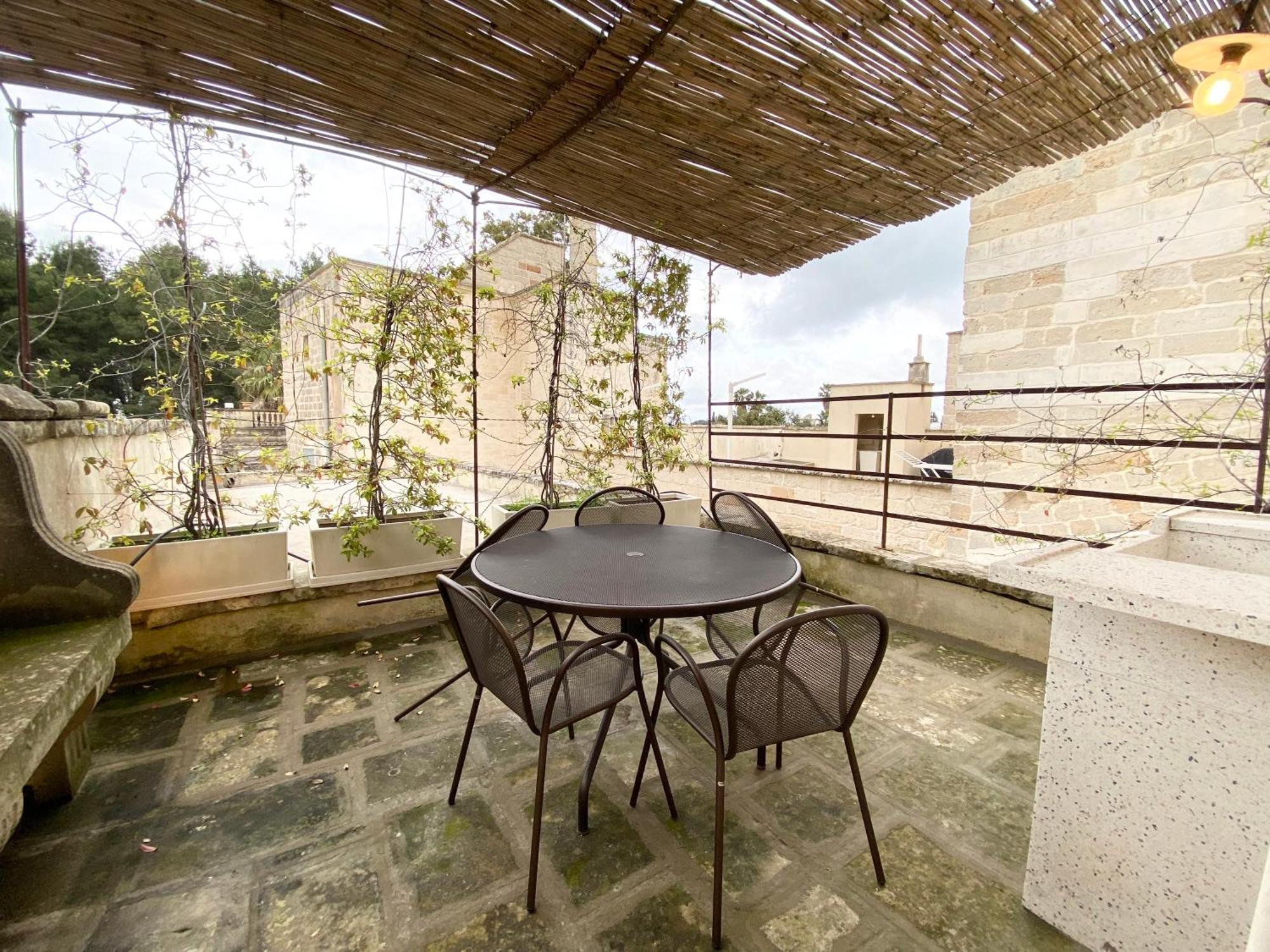 Palazzo De Carlo E Il Parco Dei 7 Pozzi Bed & Breakfast Лече Екстериор снимка