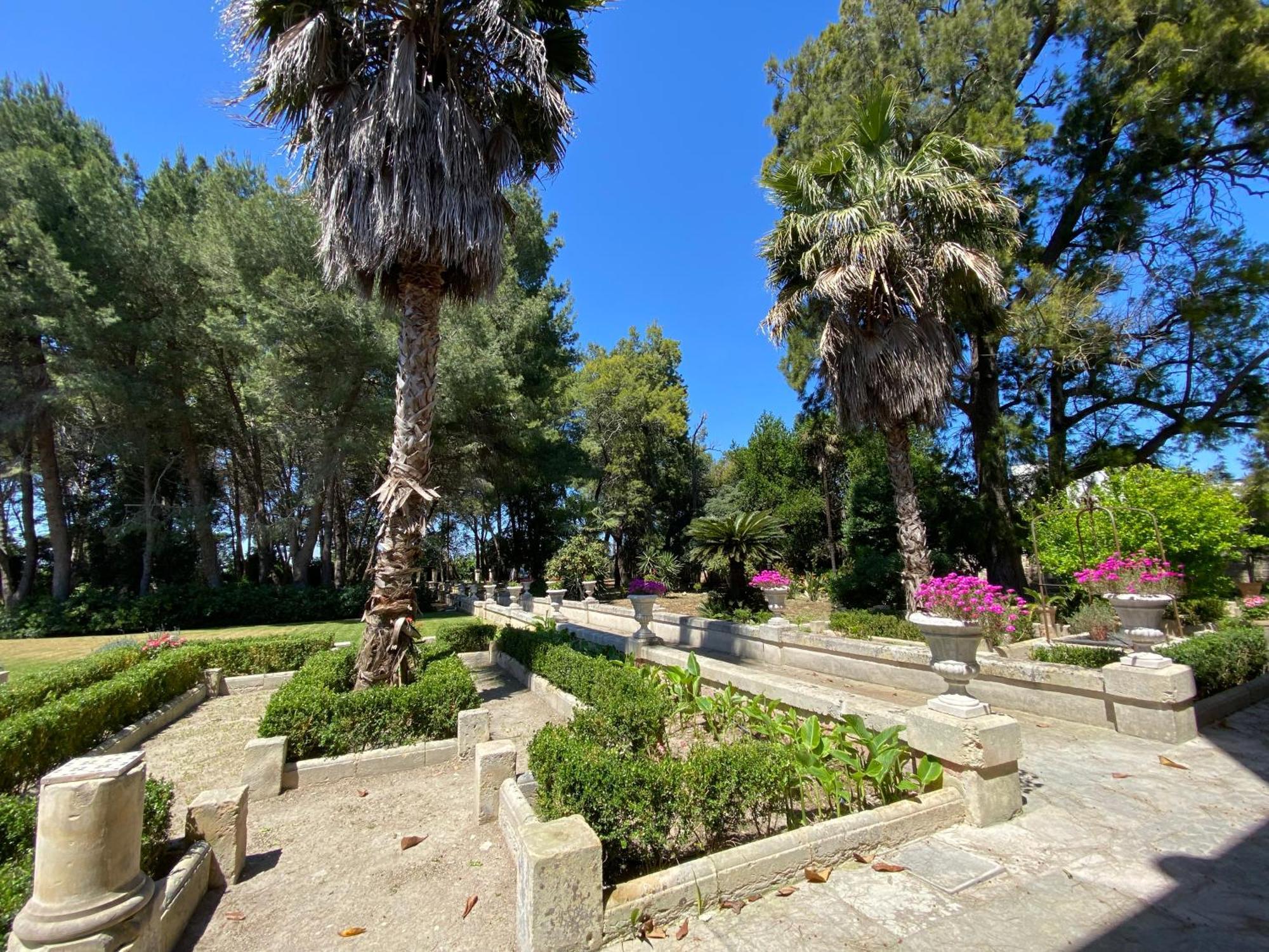 Palazzo De Carlo E Il Parco Dei 7 Pozzi Bed & Breakfast Лече Екстериор снимка